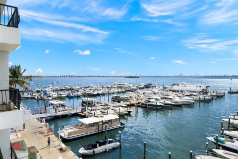 Condo in Miami, Florida, 1 bedroom  № 1823712 - photo 14