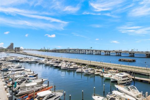 Condo in Miami, Florida, 1 bedroom  № 1823712 - photo 13