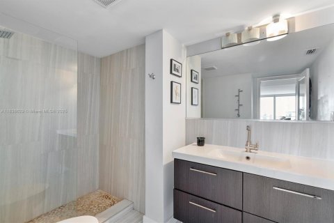 Condo in Miami, Florida, 1 bedroom  № 1823712 - photo 11