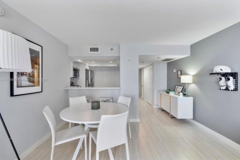 Condo in Miami, Florida, 1 bedroom  № 1823712 - photo 6