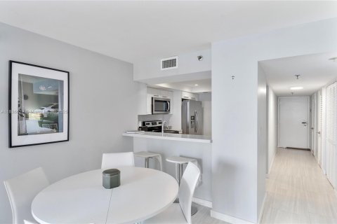 Condo in Miami, Florida, 1 bedroom  № 1823712 - photo 8
