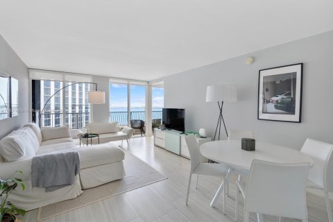 Condo in Miami, Florida, 1 bedroom  № 1823712 - photo 2