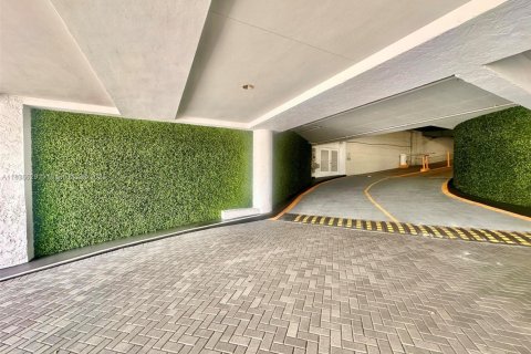 Condo in Miami, Florida, 1 bedroom  № 1823712 - photo 16