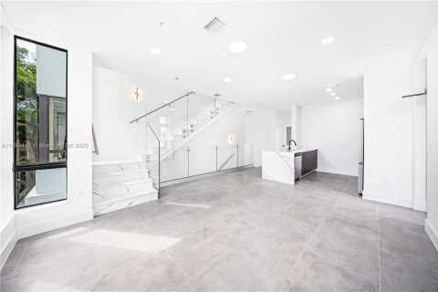 Condo in Miami, Florida, 3 bedrooms  № 1947142 - photo 1