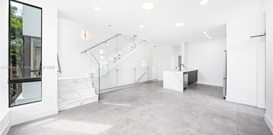 Condo in Miami, Florida, 3 bedrooms  № 1947142