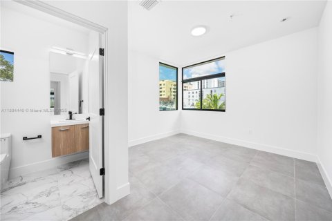 Condo in Miami, Florida, 3 bedrooms  № 1947142 - photo 23