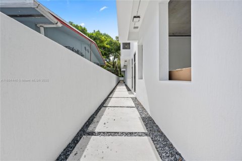 Condo in Miami, Florida, 3 bedrooms  № 1947142 - photo 26