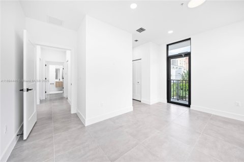 Condo in Miami, Florida, 3 bedrooms  № 1947142 - photo 15