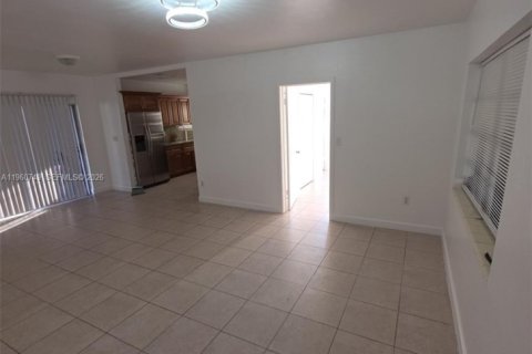 House in Miami, Florida 4 bedrooms, 141.4 sq.m. № 2024209 - photo 21