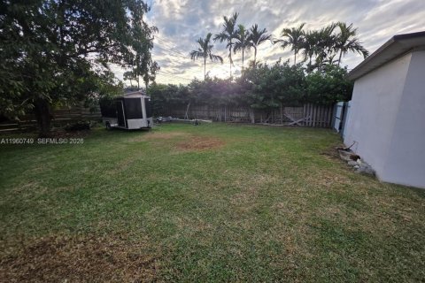 House in Miami, Florida 4 bedrooms, 141.4 sq.m. № 2024209 - photo 11