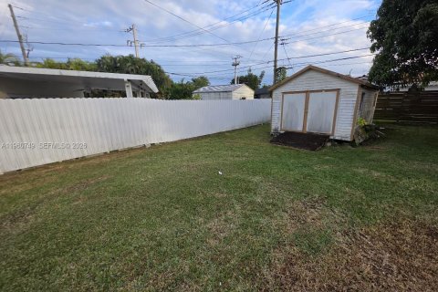 House in Miami, Florida 4 bedrooms, 141.4 sq.m. № 2024209 - photo 13