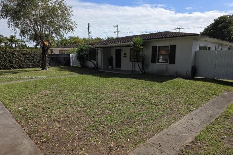 House in Miami, Florida 4 bedrooms, 141.4 sq.m. № 2024209 - photo 4