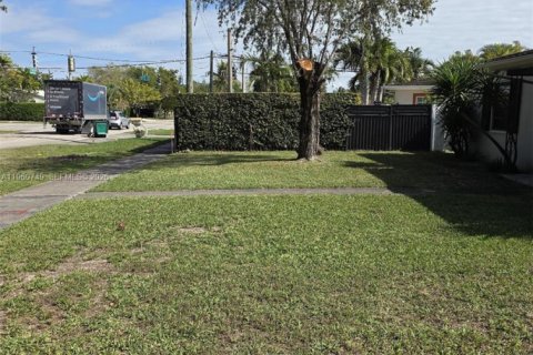 House in Miami, Florida 4 bedrooms, 141.4 sq.m. № 2024209 - photo 2