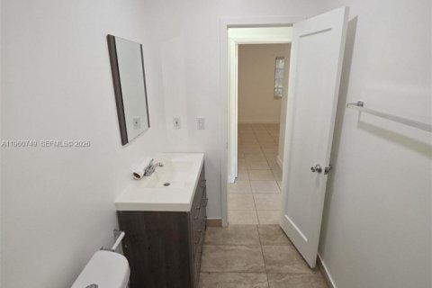 House in Miami, Florida 4 bedrooms, 141.4 sq.m. № 2024209 - photo 25