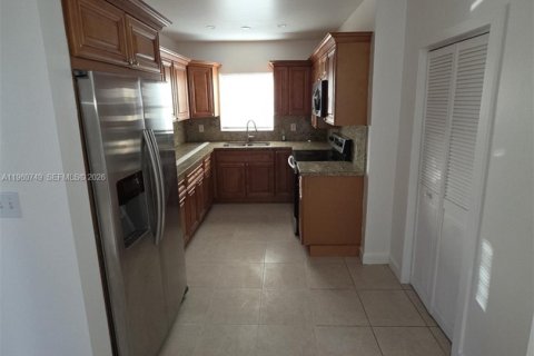 House in Miami, Florida 4 bedrooms, 141.4 sq.m. № 2024209 - photo 20