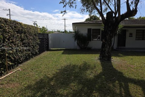 House in Miami, Florida 4 bedrooms, 141.4 sq.m. № 2024209 - photo 3