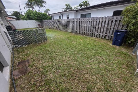 House in Miami, Florida 4 bedrooms, 141.4 sq.m. № 2024209 - photo 7