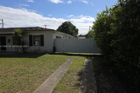 House in Miami, Florida 4 bedrooms, 141.4 sq.m. № 2024209 - photo 5