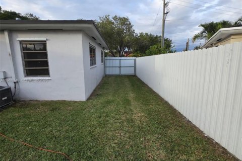 House in Miami, Florida 4 bedrooms, 141.4 sq.m. № 2024209 - photo 14