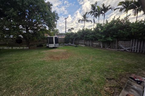 House in Miami, Florida 4 bedrooms, 141.4 sq.m. № 2024209 - photo 9