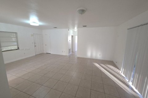 House in Miami, Florida 4 bedrooms, 141.4 sq.m. № 2024209 - photo 19