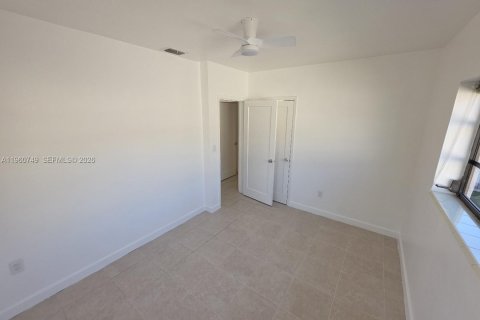 House in Miami, Florida 4 bedrooms, 141.4 sq.m. № 2024209 - photo 27