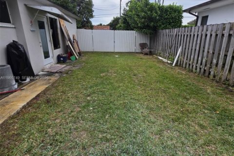 House in Miami, Florida 4 bedrooms, 141.4 sq.m. № 2024209 - photo 6