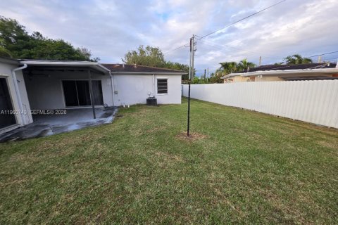 House in Miami, Florida 4 bedrooms, 141.4 sq.m. № 2024209 - photo 15