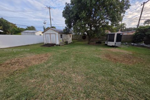 House in Miami, Florida 4 bedrooms, 141.4 sq.m. № 2024209 - photo 12