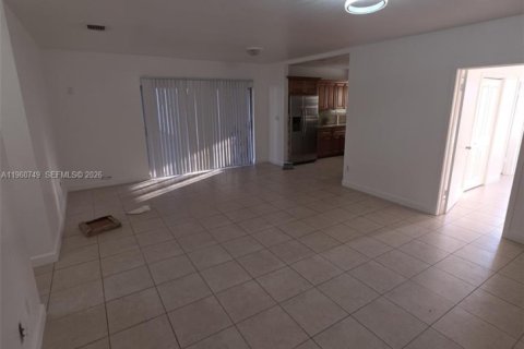 House in Miami, Florida 4 bedrooms, 141.4 sq.m. № 2024209 - photo 18