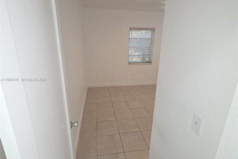 House in Miami, Florida 4 bedrooms, 141.4 sq.m. № 2024209 - photo 29