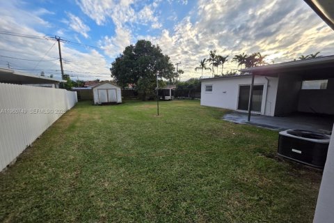 House in Miami, Florida 4 bedrooms, 141.4 sq.m. № 2024209 - photo 16