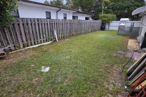 House in Miami, Florida 4 bedrooms, 141.4 sq.m. № 2024209 - photo 8