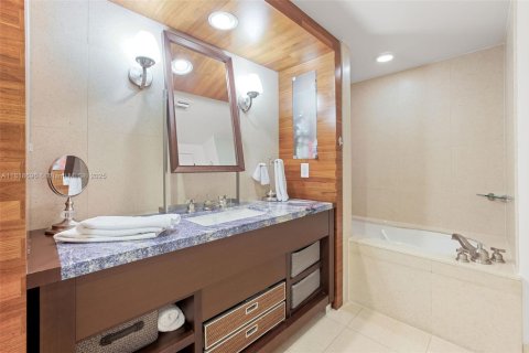 Condominio en venta en Miami Beach, Florida, 1 dormitorio, 88.26 m2 № 1934278 - foto 24