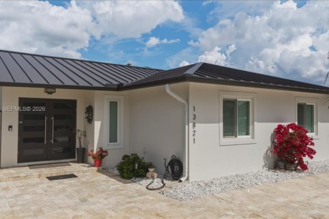 Casa en alquiler en Miami, Florida, 4 dormitorios, 180.23 m2 № 2041187 - foto 2