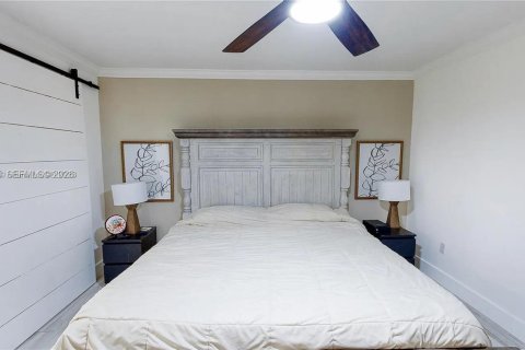 Casa en alquiler en Miami, Florida, 4 dormitorios, 180.23 m2 № 2041187 - foto 23