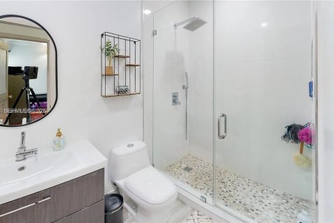 Casa en alquiler en Miami, Florida, 4 dormitorios, 180.23 m2 № 2041187 - foto 19
