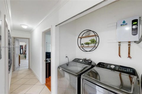 Casa en alquiler en Miami, Florida, 4 dormitorios, 180.23 m2 № 2041187 - foto 20