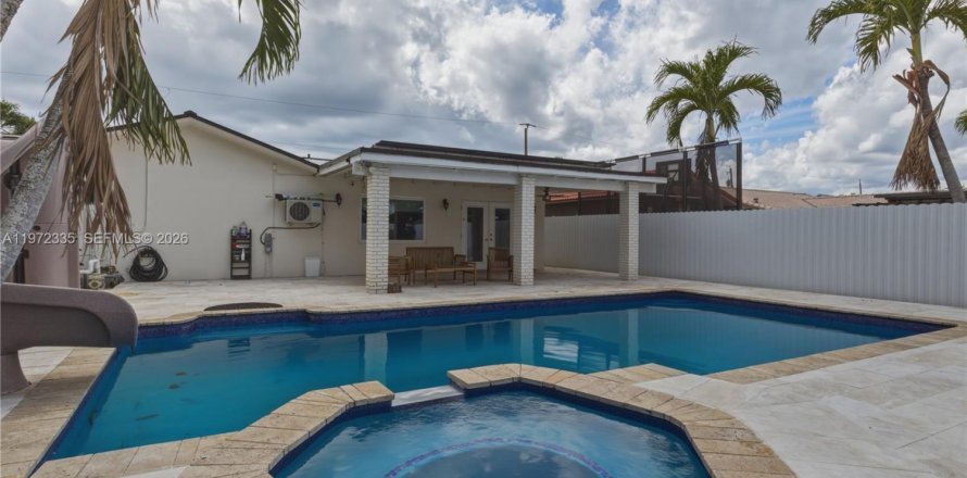 Casa en Miami, Florida 4 dormitorios, 180.23 m2 № 2041187