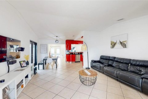 Casa en alquiler en Miami, Florida, 4 dormitorios, 180.23 m2 № 2041187 - foto 3