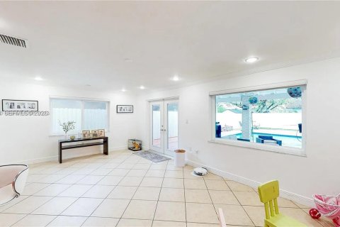 Casa en alquiler en Miami, Florida, 4 dormitorios, 180.23 m2 № 2041187 - foto 13