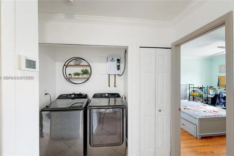 Casa en alquiler en Miami, Florida, 4 dormitorios, 180.23 m2 № 2041187 - foto 24