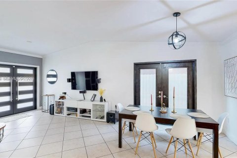 Casa en alquiler en Miami, Florida, 4 dormitorios, 180.23 m2 № 2041187 - foto 6