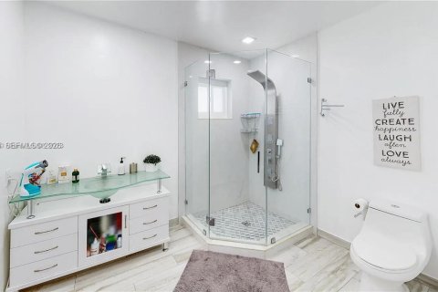Casa en alquiler en Miami, Florida, 4 dormitorios, 180.23 m2 № 2041187 - foto 26