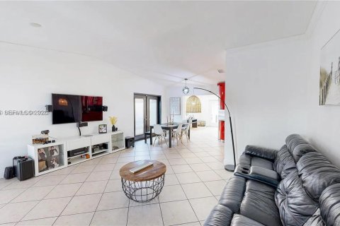 Casa en alquiler en Miami, Florida, 4 dormitorios, 180.23 m2 № 2041187 - foto 5