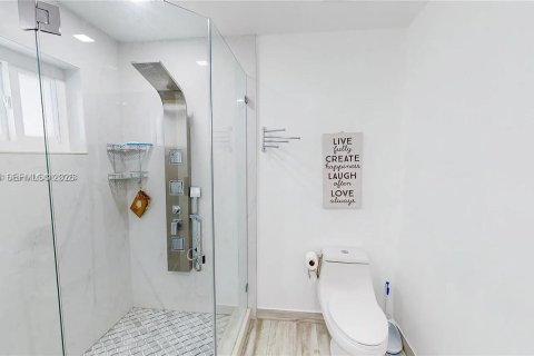Casa en alquiler en Miami, Florida, 4 dormitorios, 180.23 m2 № 2041187 - foto 28