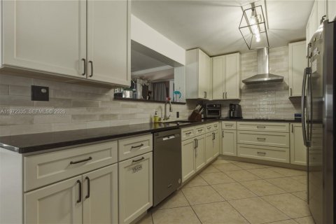 Casa en alquiler en Miami, Florida, 4 dormitorios, 180.23 m2 № 2041187 - foto 4