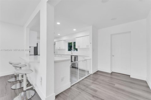 Casa en venta en Miami, Florida, 3 dormitorios, 149.94 m2 № 2002613 - foto 7