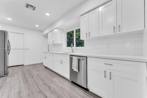 Casa en venta en Miami, Florida, 3 dormitorios, 149.94 m2 № 2002613 - foto 8