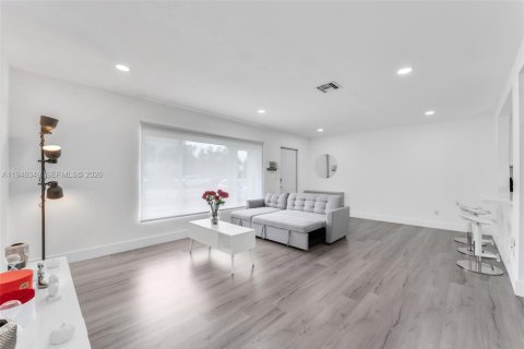 Casa en venta en Miami, Florida, 3 dormitorios, 149.94 m2 № 2002613 - foto 4